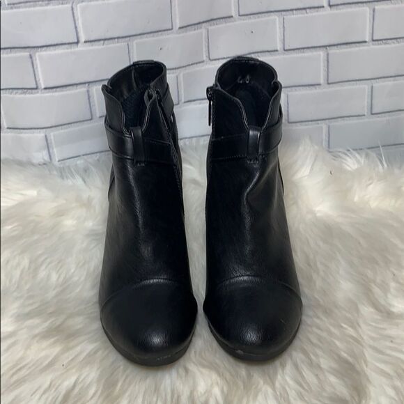 Breckelles Gail Black Leather Zip Booties … - Picture 2 of 6